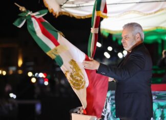 En un ambiente de orgullo y unidad, Bedolla da tradicional Grito de Independencia en Michoacán