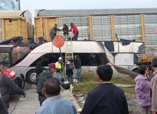 Chofer de autobús intenta ganarle al tren en Atlacomulco; hay 9 muertos y 41 heridos