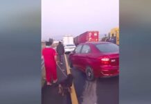 VIDEO: Conductores varados por bloqueos agrícolas en la Morelia–Guadalajara buscan víveres