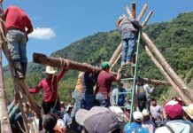 Habitantes de Texcatepec construyen puente colgante para cruzar río tras lluvias en Veracruz
