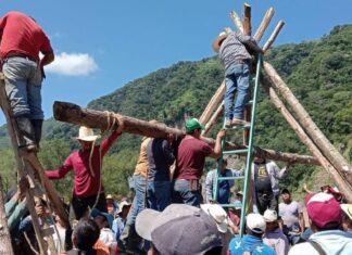 Habitantes de Texcatepec construyen puente colgante para cruzar río tras lluvias en Veracruz