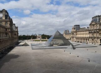 Louvre mantiene cierre al público tras robo de joyas reales
