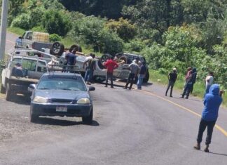 Volcadura de camioneta en la Uruapan–Pátzcuaro deja cuatro heridos