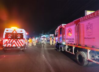 Accidente entre auto y moto deja cuatro heridos en el periférico de Morelia