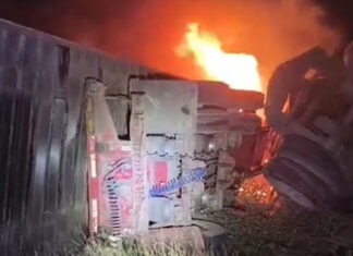 Tractocamión se sale del camino y se incendia en la Siglo XXI; conductor fallece