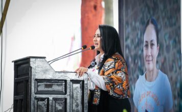 Entrega Gladyz Butanda 79 escrituras para vivienda en Huiramba