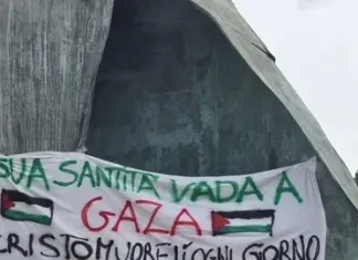Roma: Vandalizan estatua de Juan Pablo II con símbolos comunistas y la palabra “fascista”