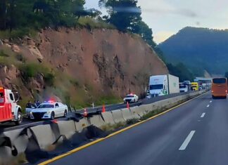 Muere mujer en accidente múltiple sobre la Autopista de Occidente, en Zinapécuaro