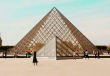 Detienen a 4 nuevos implicados por robo al Museo del Louvre