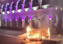Vandalizan y queman el Palacio Municipal de Apatzingán tras protesta