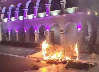 Vandalizan y queman el Palacio Municipal de Apatzingán tras protesta