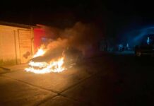 Arde vehículo en la colonia El Moral, en Zitácuaro