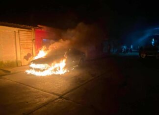 Arde vehículo en la colonia El Moral, en Zitácuaro