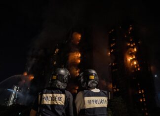 Aumenta a 13 el número de fallecidos por el incendio en varios edificios de Hong Kong