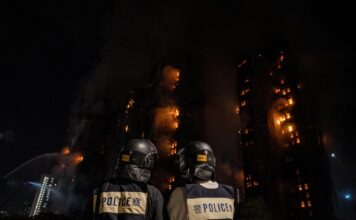 Aumenta a 13 el número de fallecidos por el incendio en varios edificios de Hong Kong