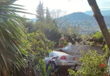 Auto impacta motocicleta y termina dentro de un domicilio; hay dos lesionados en Zitácuaro