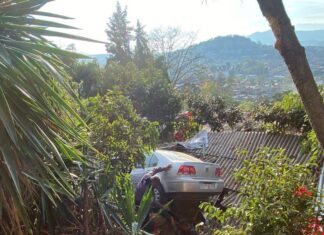 Auto impacta motocicleta y termina dentro de un domicilio; hay dos lesionados en Zitácuaro