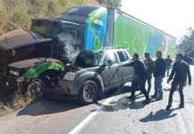 Hombre muere prensado tras choque entre tráiler y camioneta en la autopista Siglo XXI