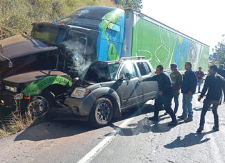 Hombre muere prensado tras choque entre tráiler y camioneta en la autopista Siglo XXI