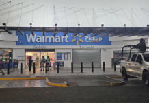 Sujeto balea a empleado de Walmart y huye en un taxi, en Zamora