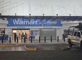 Sujeto balea a empleado de Walmart y huye en un taxi, en Zamora