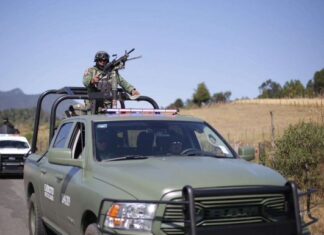 Hallan dos cadáveres en carretera de Uruapan; uno estaba dentro de bolsas