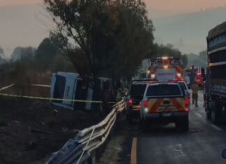 Al menos 10 personas fallecen en volcadura de autobús turístico en la carretera Morelia–Pátzcuaro