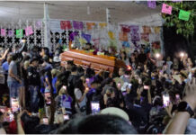 Entre honores y disturbios se da el adiós a Carlos Manzo en Uruapan y Morelia