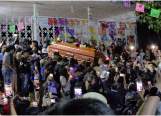 Entre honores y disturbios se da el adiós a Carlos Manzo en Uruapan y Morelia