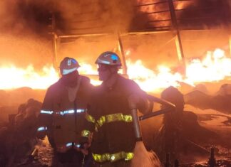 Tras 12 horas, bomberos de ocho municipios sofocan incendio en Chavinda