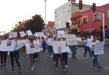 Queman árbol de Navidad en Zitácuaro; exigen justicia por el homicidio de una joven durante un retén policiaco