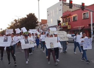 Queman árbol de Navidad en Zitácuaro; exigen justicia por el homicidio de una joven durante un retén policiaco