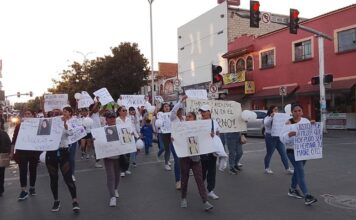 Queman árbol de Navidad en Zitácuaro; exigen justicia por el homicidio de una joven durante un retén policiaco