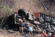Tractocamión cae a barranco en la autopista Siglo XXI; muere el conductor