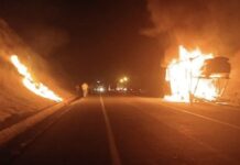 Se incendia camión nodriza en la autopista Siglo XXI; cinco autos quedaron calcinados