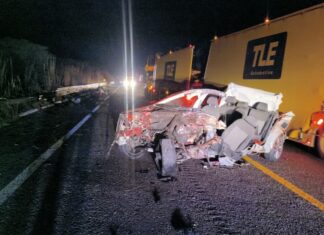 Choca auto contra camión nodriza en la Siglo XXI; un muerto y dos heridos