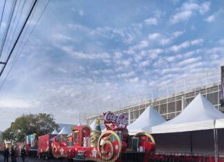 Cerraron la calle Venustiano Carranza por el desfile navideño de Coca-Cola