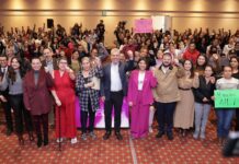 Bedolla impulsa autonomía económica de michoacanas; da más de 300 kits de autoempleo