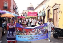 Cientos de personas artesanas pintan el Tianguis de Occidente de Zamora en desfile inaugural