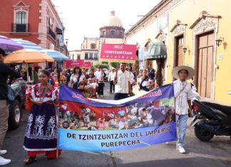 Cientos de personas artesanas pintan el Tianguis de Occidente de Zamora en desfile inaugural