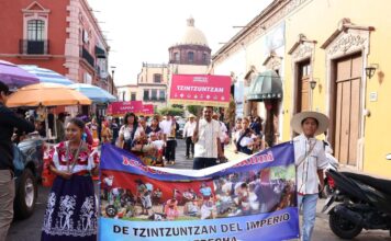 Cientos de personas artesanas pintan el Tianguis de Occidente de Zamora en desfile inaugural