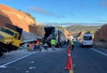 Confirman dos fallecidos por volcadura de autobús en la Oaxaca–Cuacnopalan