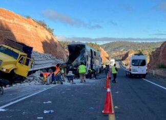 Confirman dos fallecidos por volcadura de autobús en la Oaxaca–Cuacnopalan