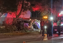 Adolescente sufre volcadura y choca contra un árbol en la avenida Camelinas, Morelia