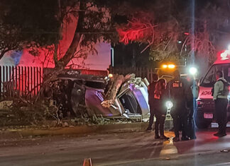 Adolescente sufre volcadura y choca contra un árbol en la avenida Camelinas, Morelia
