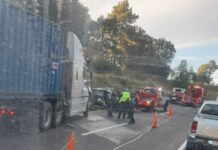 Grave choque entre auto compacto y tractocamión deja una mujer muerta en la autopista Siglo XXI