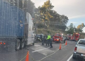Grave choque entre auto compacto y tractocamión deja una mujer muerta en la autopista Siglo XXI