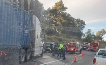 Grave choque entre auto compacto y tractocamión deja una mujer muerta en la autopista Siglo XXI