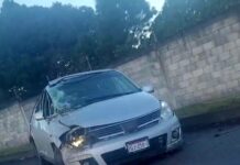 Joven sale proyectado tras volcar su auto en Uruapan; permanece grave y sin identificar