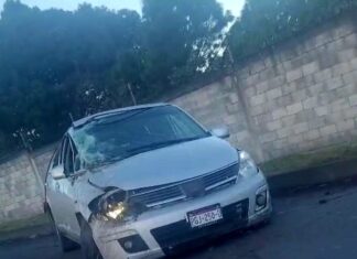 Joven sale proyectado tras volcar su auto en Uruapan; permanece grave y sin identificar